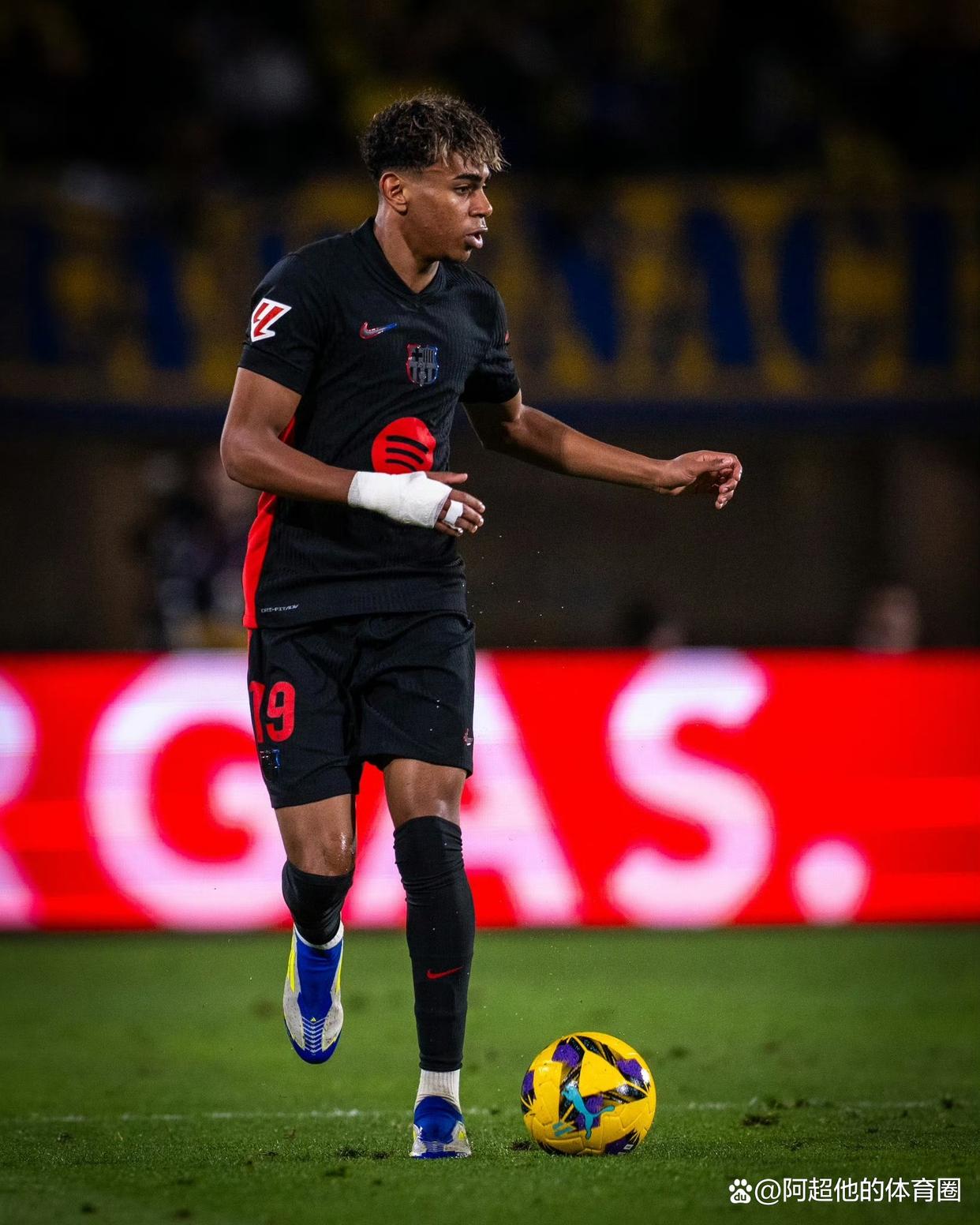 包含巴萨后卫神勇救险，助球队成功保级，一个女人只有文章现在加入.的词条